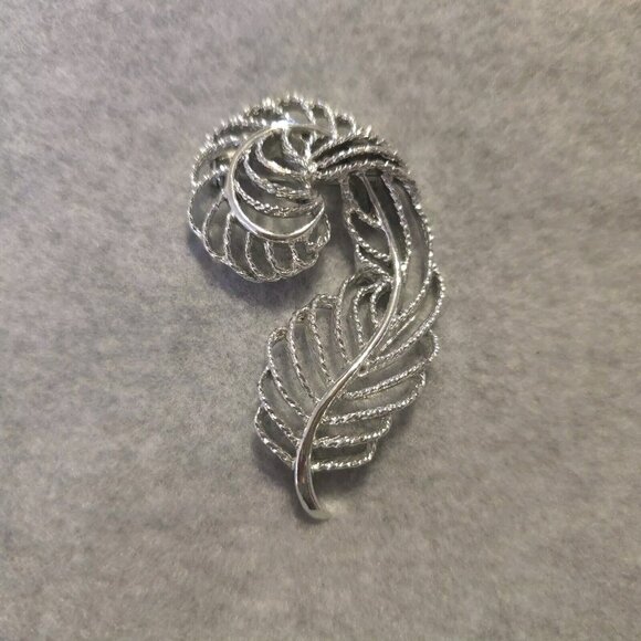 Vintage signed Gerry's Silver Tone Openwork Feather Quill Curled Leaf Pin Brooch - Picture 1 of 10